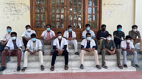 போராடும் மருத்துவ மாணவர்கள்