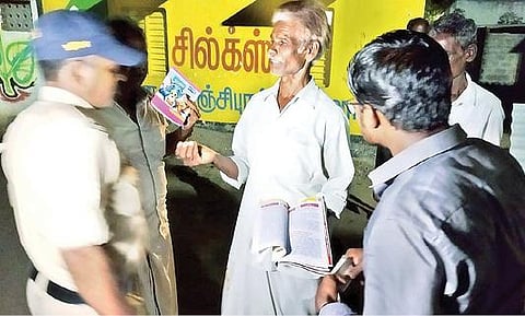 அணைக்கட்டு தொகுதியில் பணம் விநியோகம் செய்யப்பட்டதாக பிடிபட்ட நபர்களிடம் விசாரித்த தேர்தல் நிலை கண்காணிப்பு குழுவினர்.