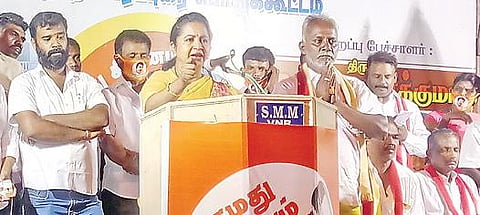 விருதுநகரில் சமக வேட்பாளர் மணிமாறனை ஆதரித்து பேசிய துணை பொதுச்செயலாளர் ராதிகா சரத்குமார்.