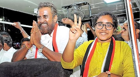கோவை சுகுணாபுரத்தில் உள்ளாட்சித்துறை அமைச்சர் எஸ்.பி.வேலுமணியுடன் பிரச்சாரத்தில் ஈடுபட்ட அவரது மகள் சாரங்கி.