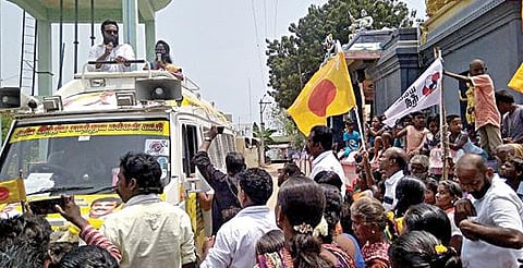 திருச்செந்தூர் தோப்பூரில் சமக வேட்பாளர் ஜெயந்தியை ஆதரித்து, பிரச்சாரம் செய்யும் சமக தலைவர் சரத்குமார்.