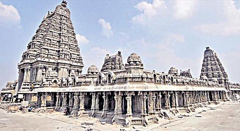 தெலங்கானா மாநிலத்தில் ரூ.1,800 கோடி செலவில் கட்டப்பட்டு வரும், யாதாத்ரி ஸ்ரீ லட்சுமி நரசிம்மர் கோயில்.