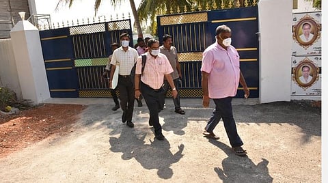 திருவண்ணாமலை அடுத்த தேவனாம்பட்டு கிராமத்தில் உள்ள திமுக எம்பி அண்ணாதுரை வீட்டில் சோதனை நடத்திவிட்டு வெளியே வந்த வருமான வரித்துறையினர்