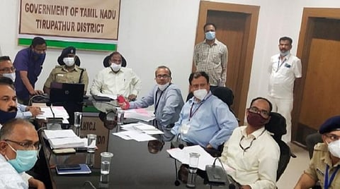 படவிளக்கம்: திருப்பத்தூர் மாவட்டத்தில் வாக்குச்சாவடி மையங்களில் பணியாற்ற உள்ள போலீஸார்களுக்கு கணினி முறையில் பணி ஒதுக்கீடு செய்யும் நிகழ்ச்சியை ஆட்சியர் சிவன் அருள் தொடங்கி வைத்தார்.