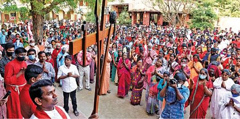 புனித வெள்ளியையொட்டி புதுச்சேரி ஆட்டுப்பட்டி புனித அந்தோணியார் ஆலயத்தில் சிலுவைப் பாதை திருப்பலி நடைபெற்றது. இதில் திரளான கிறிஸ்தவர்கள் கலந்து கொண்டனர். படம்: எம்.சாம்ராஜ்
