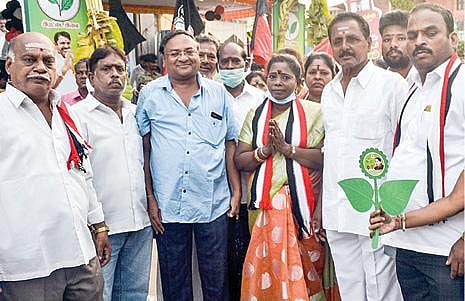 திரு.வி.க.நகர்  சட்டப்பேரவை தொகுதி தமாகா வேட்பாளர் கல்யாணி, பட்டாளம் ஆஞ்சநேயர் கோயில் பகுதியில் பிரச்சாரம் செய்து வாக்கு சேகரித்தார். படங்கள்: பு.க.பிரவீன்