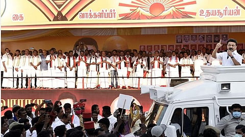 புதுச்சேரி பிரச்சாரத்தில் பொதுக்கூட்ட மேடை ஏறாமல் வேனில் இருந்து பேசியபடியே புறப்பட்டுச் சென்ற ஸ்டாலின்: தலைவர்கள், வேட்பாளர்கள் ஏமாற்றம்