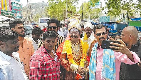திண்டுக்கல் நகரில் நடனமாடி வாக்கு சேகரிக்கும் சுயேச்சை வேட்பாளர் அம்புரோஸ்.