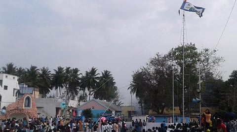 அரியலூர் மாவட்டம் புதுக்கோட்டை தூய மங்கள அன்னை ஆலய ஆண்டு விழாவையொட்டி ஆலய வளாகத்தில் பக்தர்கள் முன்னிலையில் நடைபெற்ற கொடியேற்றம். 