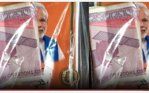 திருநள்ளாறு பகுதியில் வாக்காளர்களுக்கு விநியோகிக்கப்பட்டதாகக் கூறப்படும் தங்கக் காசு, ரொக்கம் உள்ளிட்டவை அடங்கிய பாலித்தீன் கவர்.