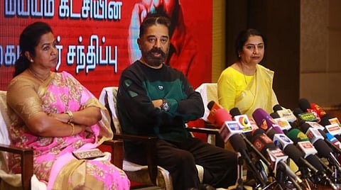 கோவையில் செய்தியாளர்களுக்குப் பேட்டியளித்த கமல்ஹாசன்.