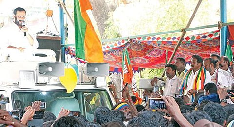 கும்பகோணம் தொகுதி அதிமுக கூட்டணி வேட்பாளர் ஸ்ரீதர் வாண்டையாரை ஆதரித்து, கும்பகோணம் அருகே சோழபுரத்தில் நேற்று பிரச்சாரம் செய்கிறார் பாமக இளைஞரணி தலைவர் அன்புமணி ராமதாஸ்.