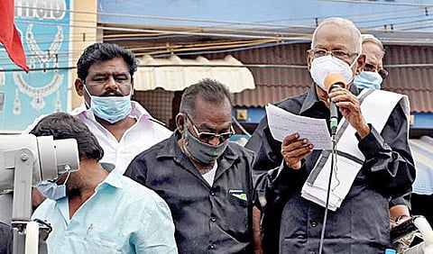 திருச்சி ஆழ்வார் தோப்பு பகுதியில்  மேற்கு தொகுதி திமுக வேட்பாளர் கே.என்.நேருவுக்கு ஆதரவாக நேற்று பிரச்சாரத்தில் ஈடுபட்ட திராவிடர் கழக தலைவர் கி.வீரமணி.படம்: ஜி.ஞானவேல்முருகன்