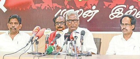 இந்திய கம்யூனிஸ்ட் கட்சியின் தேசிய பொதுச் செயலாளர் டி.ராஜா சென்னை தி.நகர் பாலன் இல்லத்தில் நேற்று பத்திரிகையாளர்களை சந்தித்து பேசினார். உடன், கட்சியின் மாநில துணைச் செயலாளர் மு.வீரபாண்டியன், செயற்குழு உறுப்பினர் என்.பெரியசாமி, நிர்வாகக்குழு உறுப்பினர் ஜி.ஆர்.ரவீந்திரநாத் உள்ளிட்டோர்.படம்: பு.க.பிரவீன்