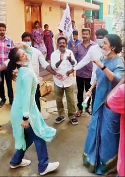 கோவை சாயியாபா காலனியில் தேர்தல் பிரச்சாரத்தின் போது நடனம் ஆடிய அக்‌ஷரா ஹாசன், நடிகை சுஹாசினி மணிரத்னம்.