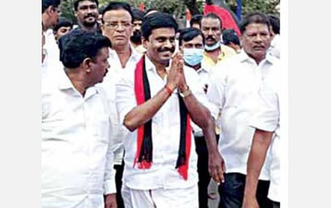 புளியந்தோப்பு பகுதியில் வாக்கு சேகரிக்கிறார் திமுக வேட்பாளர் இ.பரந்தாமன். 
