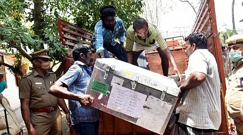 கோவை வடக்குத் தொகுதிக்குட்பட்ட காப்பு அறையான, சித்தாப்புதூர் மாநகராட்சிப் பள்ளியில் இருந்து , வாக்குச்சாவடிகளுக்கு இன்று  பெட்டியில் போட்டு எடுத்துச் செல்லப்பட்ட மின்னணு வாக்குப்பதிவு இயந்திரங்கள் |  படம் : ஜெ.மனோகரன். 