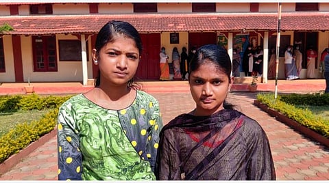கேத்தி அருகே தொரைஜாடா ஊரைச் சேர்ந்த, முதல் முறையாக வாக்களிக்க வந்த சகோதரிகள் சினேகா மற்றும் மோனிஷா.