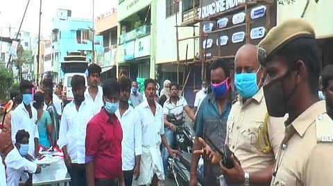 தங்கக் காசு விநியோகிப்பதற்காக டோக்கன் வழங்கியதாகப் புகார்.
