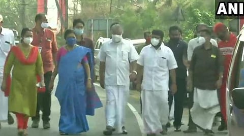 கேரள முதல்வர் பினராயி விஜயன் தர்மடம் தொகுதியில் வாக்களிக்க வந்த  காட்சி: படம் | ஏஎன்ஐ.