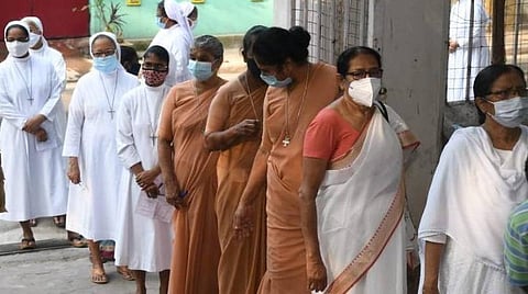 உப்பளம் தொகுதிக்குட்பட்ட வாக்குச்சாவடியில் வாக்களிக்க காத்திருக்கும் வாக்காளர்கள். படம்: டி.சிங்காரவேலு