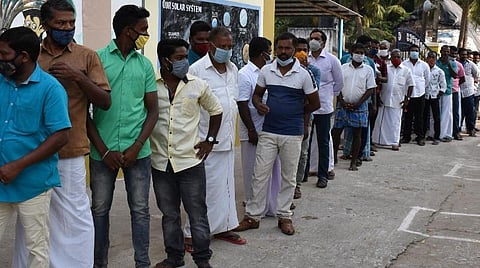 காரைக்கால்மேடு அரசு உயர்நிலைப் பள்ளியில் அமைக்கப்பட்டுள்ள வாக்குச்சாவடியில் நீண்ட வரிசையில் நின்று வாக்களித்த வாக்காளர்கள்.