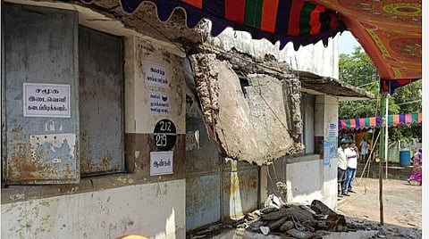 வாக்குச்சாவடி மேற்கூரை இடிந்து விழுந்து 5 பேர் காயம்; முதுகுளத்தூர் அருகே மருத்துவமனையில் அனுமதி