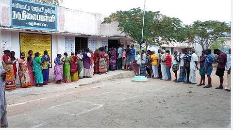 சமூக இடைவெளியைக் கடைப்பிடிக்காமல் வாக்குச்சாவடியில் குவிந்த வாக்காளர்கள்