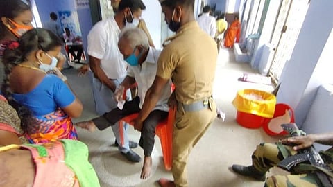நெல்லையில் பல வாக்குச்சாவடிகளில் சக்கர நாற்காலிகள் இல்லாமல் முதியோர், மாற்றுத்திறனாளிகள் அவதி