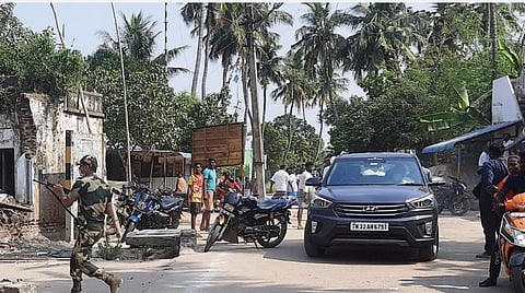 விழுப்புரம் அருகே பிடாகம் கிராமத்தில் இரு தரப்பினர் மோதலைக் கட்டுப்படுத்த துணைநிலை ராணுவத்தினர் துப்பாக்கியைக் காட்டி மிரட்டி விரட்டினர்.
