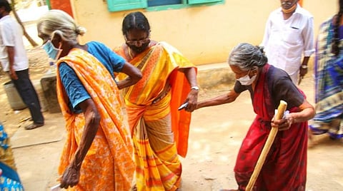 வாக்களிக்க வந்த மூதாட்டி.