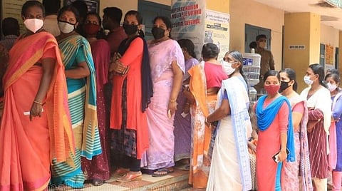 திருவனந்தபுரத்தில் உள்ள ஒரு வாக்குச்சாவடியில் ஆர்வத்துடன் வாக்களிக்க வந்திருந்த பெண் வாக்காளர்கள்.