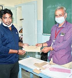 வேலூர் ஹோலிகிராஸ் பள்ளியில் லோகேஷ் நிவாஸன் என்பவருடைய வாக்கை வேரு ஒருவர் கள்ள ஓட்டு போட்டதால் ஆய்வுக்குரிய வாக்குசீட்டை பதிவு செய்து வாக்குசாவடி தலைமை அலுவலர் சுப்புரத்தினத்திடம் வழங்கினார்.