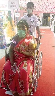 கீழ்பென்னாத்தூர் அடுத்த சாணானந்தல் மாதிரி வாக்குச்சாவடியில் வாக்களித்துவிட்டு வந்த மாற்றுத்திறனாளி பெண். அடுத்த படம்:  அங்கு அமைக்கப்பட்டுள்ள விளையாட்டு அறையில் வாக்களிக்க வந்தவர்களின் குழந்தைகள் விளையாடி மகிழ்ந்தனர்.படங்கள்: இரா.தினேஷ்குமார்.