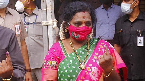 விருகம்பாக்கம் தொகுதியில் வாக்களிக்க வந்த மூதாட்டி அலைக்கழிப்பு: ஆளுநர் தமிழிசையின் தலையீட்டுக்குப் பின் வாக்களித்தார்