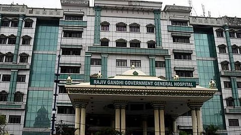 ராஜீவ் காந்தி அரசு மருத்துவமனையில் ஆக்சிஜன் குழாயில் ஏற்பட்ட பாதிப்பால் 2 பேர் உயிரிழப்பு