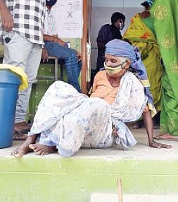 கோவை செங்கத்துறையில் உள்ள ஊராட்சி ஒன்றிய தொடக்கப் பள்ளியில் வாக்களித்துவிட்டு சிரமத் துடன் திரும்பிச் செல்லும் மூதாட்டி. படம்: ஜெ.மனோகரன்