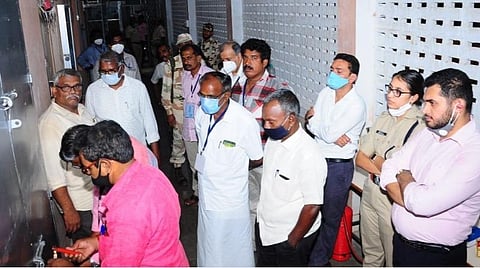 வாக்குப்பதிவு இயந்திரங்கள் பாதுகாப்பு அறைக்குள் வைக்கப்பட்டு பூட்டி சீலிடப்படுகின்றன.