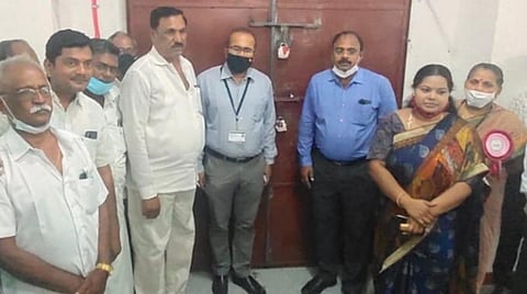 வாணியம்பாடி ஜெயில் மகளிர் கல்லூரியில் அமைக்கப்பட்டுள்ள பாதுகாப்பு அறைகளுக்கு ஆயுதம் ஏந்திய காவலர்கள் பாதுகாப்புப்பணியில் ஈடுபட்டு வருகின்றனர்.