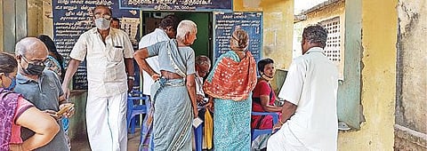 திருமோகூர் கிராம நிர்வாக அலுவலகத்தில் பூத் சிலிப் வாங்க காத்திருந்த வாக்காளர்கள்.