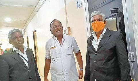 விழுப்புரம் ஆட்சியர் அலுவலகத்தில் அசையும் சொத்துக்களை ஜப்தி செய்ய வந்த  நீதிமன்ற ஊழியர்கள்.