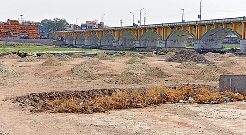 மதுரை சித்திரைத் திருவிழா தொடங்கவிருக்கும் நிலையில்  எந்த முன்னேற்பாடுகளும் நடைபெறாமல் காணப்படும் கள்ளழகர் இறங்கும் வைகை ஆறு. படம்: எஸ்.கிருஷ்ணமூர்த்தி
