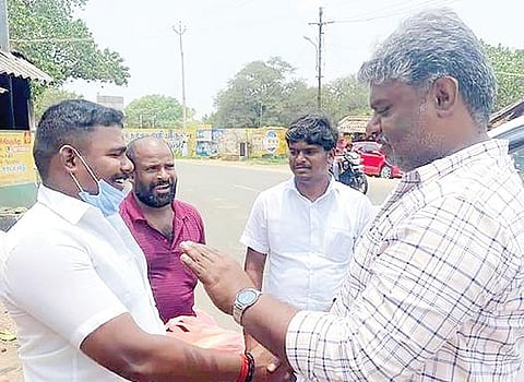 தென்காசி தொகுதி நாடாளுமன்ற உறுப்பினரை காணவில்லை என்று முகநூலில் பதிவிட்ட நபரை  நேரில் சந்தித்து அத்தொகுதி எம்.பி. தனுஷ்குமார் இனிப்பு வழங்கினார்.