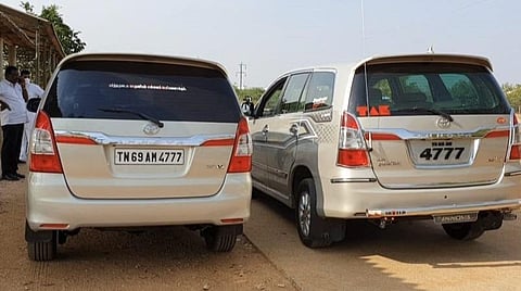 சிவகங்கை வட்டாரப் போக்கவரத்து அலுவலகத்தில் நிறுத்தி வைக்கப்பட்டிருந்த ஒரே நம்பர் பிளேட் உள்ள 2 இன்னோவா கார்கள்.
