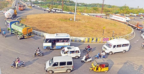 விரகனூர் சந்திப்பு ரவுண்டானா. படம்: எஸ்.கிருஷ்ணமூர்த்தி