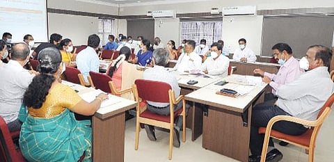 திருவள்ளூரில் நடைபெற்ற கரோனா தடுப்பு குறித்த ஆய்வுக் கூட்டத்தில் பேசுகிறார்  நகராட்சி நிர்வாக ஆணையர் கா.பாஸ்கரன். உடன் திருவள்ளூர் மாவட்ட ஆட்சியர் பா.பொன்னையா.
