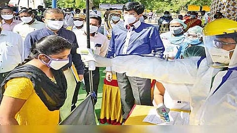 முதல் இலக்கு கூடுதல் பரிசோதனை: அனைத்து மாவட்டங்களிலும் போர்க்கால அடிப்படையில் பணி: சுகாதாரத்துறைச் செயலர் பேட்டி