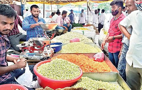 ஓசூர் மலர் சந்தையில் உகாதி விற்பனைக்காக குவித்து வைக்கப்பட்டுள்ள மலர்கள்.