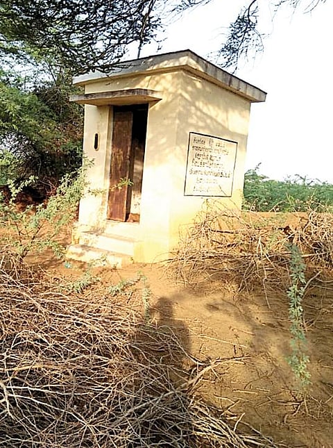 இளையான்குடி அருகே இடைக்காட்டூரில் ஆழ்துளை கிணறுக்கு மின் இணைப்பு கொடுக்காததால் மோட்டார் அறை பயன்பாடின்றி உள்ளது.