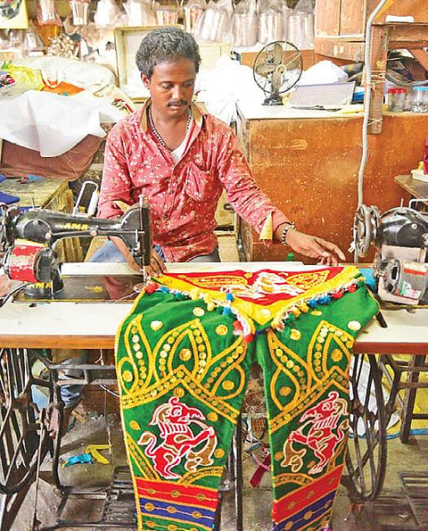 மதுரை புதுமண்டபத்தில் சித்திரைத் திருவிழாவுக்காக கள்ளழகர் உடை தயாரித்த தையல் கலைஞர். படம்:எஸ்.கிருஷ்ணமூர்த்தி